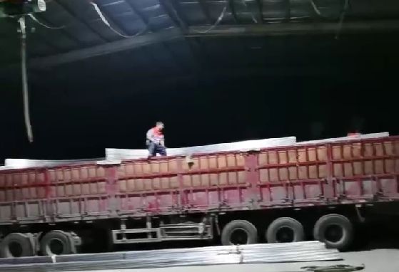 天黑了，發(fā)貨裝車依然加班進(jìn)行中，服務(wù)好更多的客戶